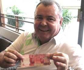 Evaldo accepting his just rewards for Grade A Low Net